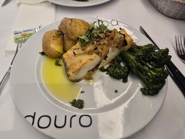 Bacalhau assado com batatas a murro e grelos